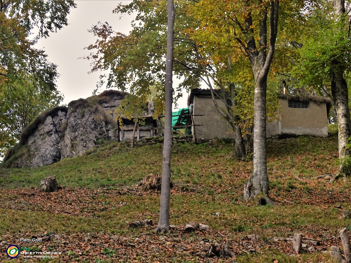 30 Il 'Roccolo vecchio' alla selletta tra Castel Regina e Foldone.JPG